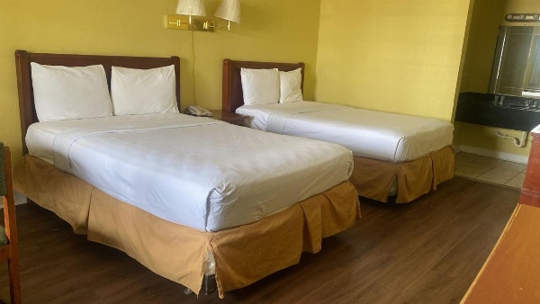 Evergreen Plaza Inn image 1