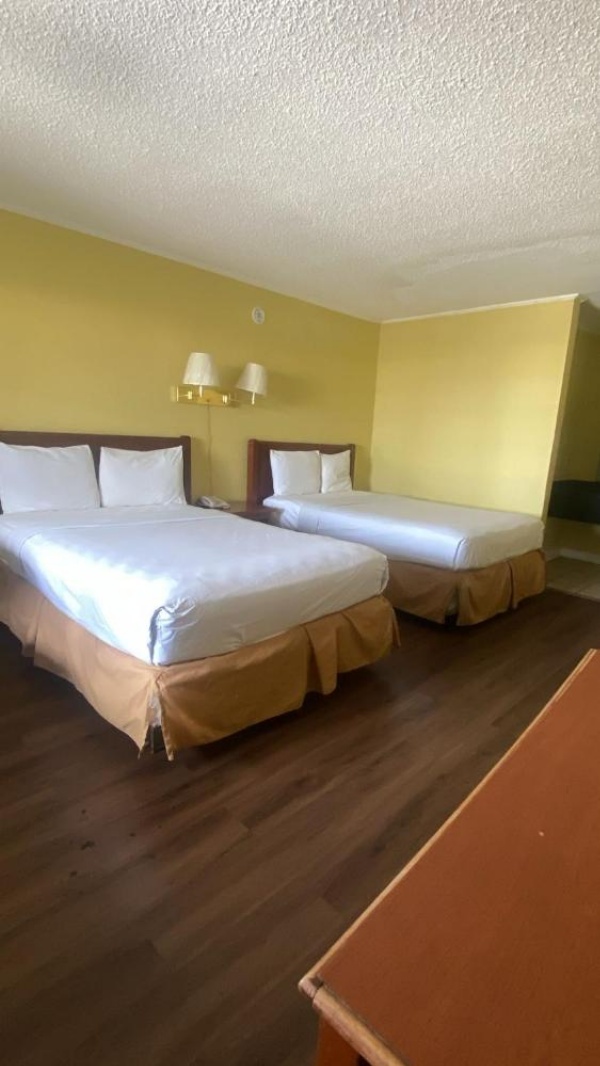 Evergreen Plaza Inn image 5