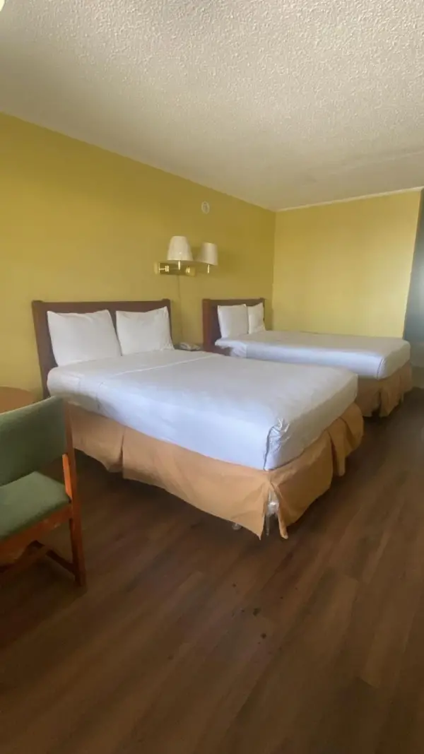 Evergreen Plaza Inn 4